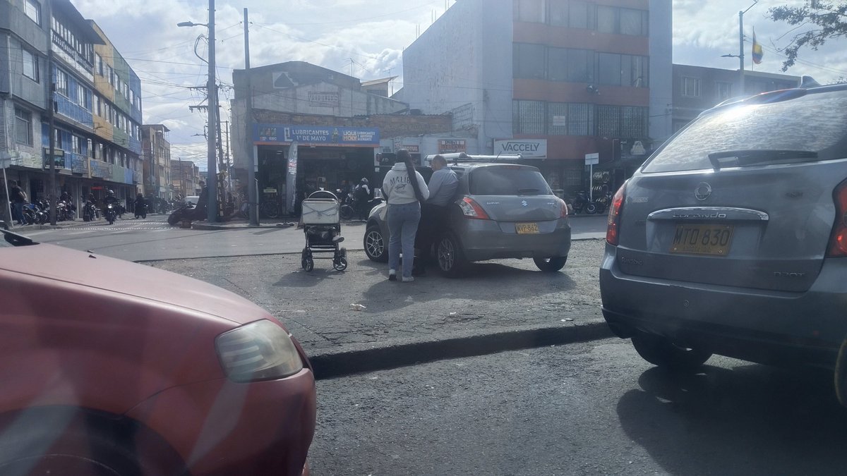 Julylara39's tweet photo. @Bogota alcalde también come mermelada @BogotaTransito @SectorMovilidad  hoy sábado a la hora
Todos estos vehículos parqueados en pleno separador Av 1 de mayo entre kr 27 a 31 @NoticiasUno @CanalCapital y los rombos H.P jodiendo en los barrios https://t.co/AbPeaXUG27
