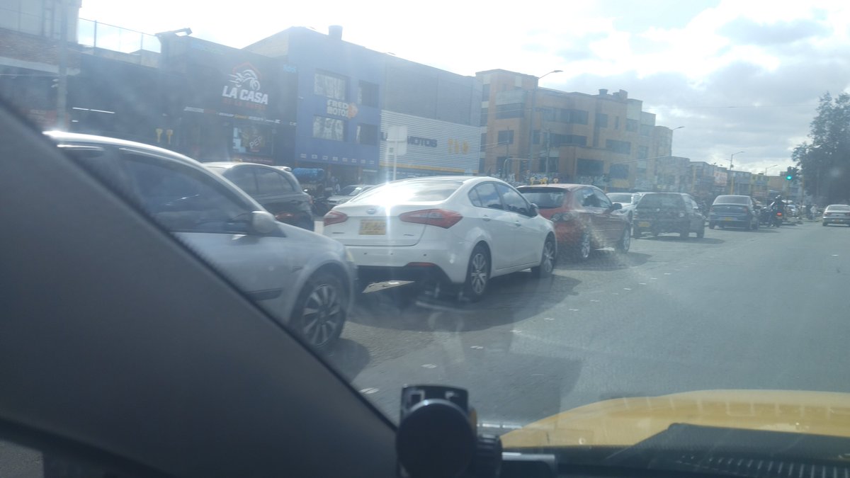 Julylara39's tweet photo. @Bogota alcalde también come mermelada @BogotaTransito @SectorMovilidad  hoy sábado a la hora
Todos estos vehículos parqueados en pleno separador Av 1 de mayo entre kr 27 a 31 @NoticiasUno @CanalCapital y los rombos H.P jodiendo en los barrios https://t.co/AbPeaXUG27