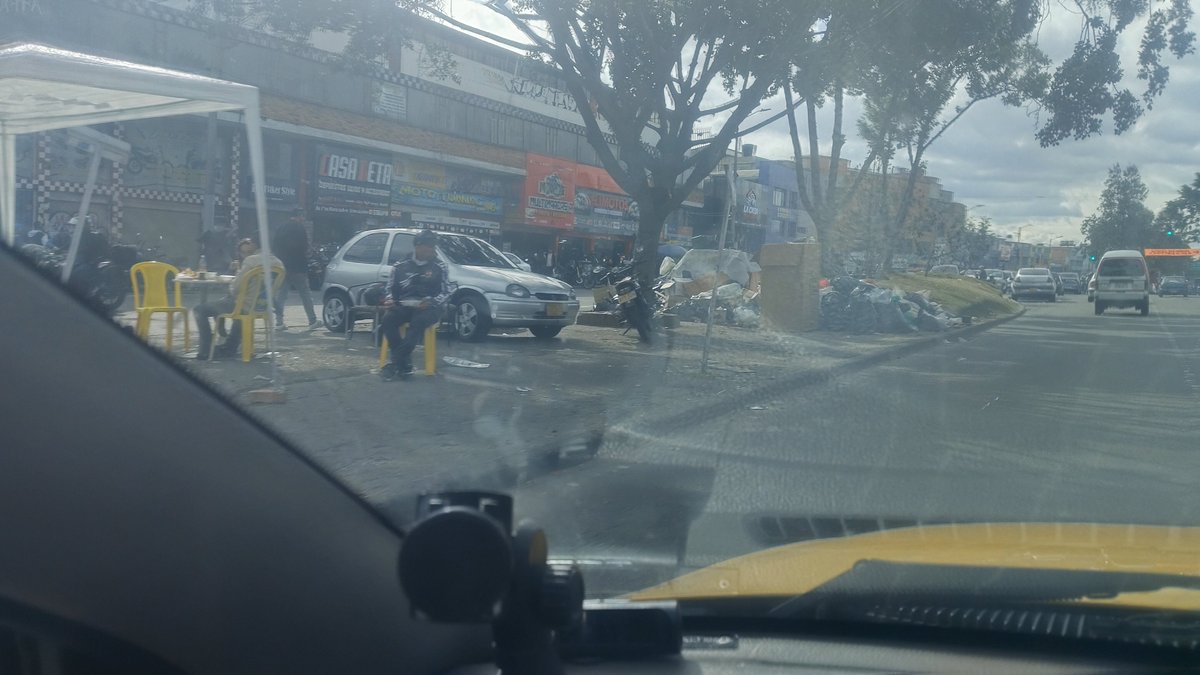 Julylara39's tweet photo. @Bogota alcalde también come mermelada @BogotaTransito @SectorMovilidad  hoy sábado a la hora
Todos estos vehículos parqueados en pleno separador Av 1 de mayo entre kr 27 a 31 @NoticiasUno @CanalCapital y los rombos H.P jodiendo en los barrios https://t.co/AbPeaXUG27