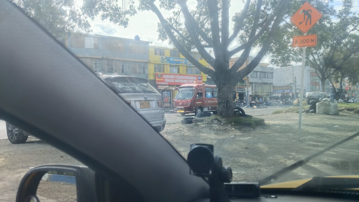 Julylara39's tweet photo. @Bogota alcalde también come mermelada @BogotaTransito @SectorMovilidad  hoy sábado a la hora
Todos estos vehículos parqueados en pleno separador Av 1 de mayo entre kr 27 a 31 @NoticiasUno @CanalCapital y los rombos H.P jodiendo en los barrios https://t.co/AbPeaXUG27