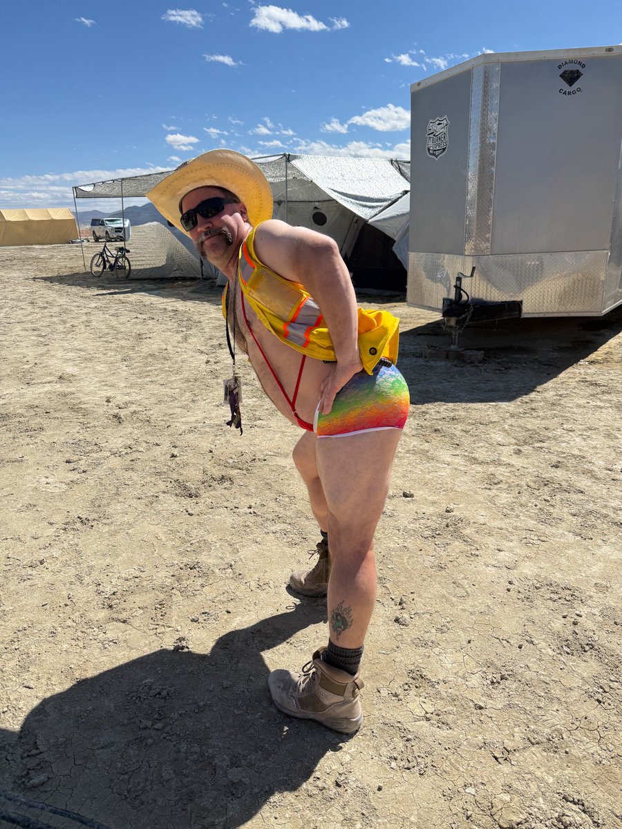 MajWillMartin's tweet photo. Burning Man thirst trap…. https://t.co/94dpVgi21c