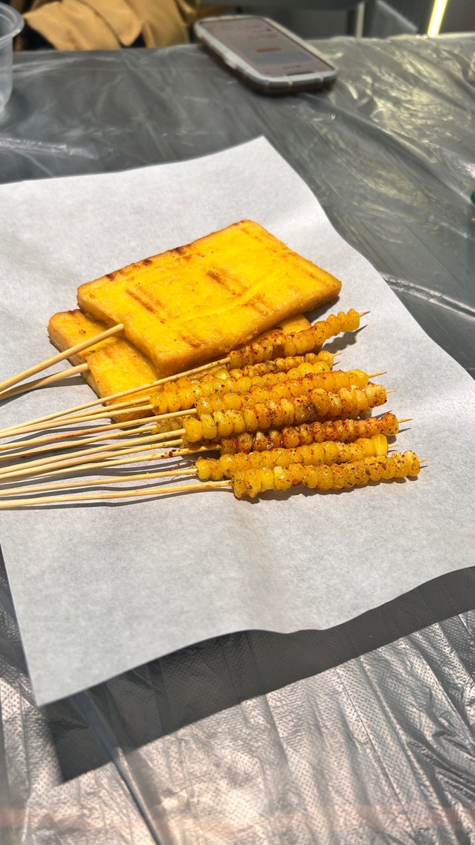 LiGerX2's tweet photo. Crunchy fried sweet potato skewers from the night market hit different—warm, crispy, and perfect for a quick snack! https://t.co/QoWh19M3Zv