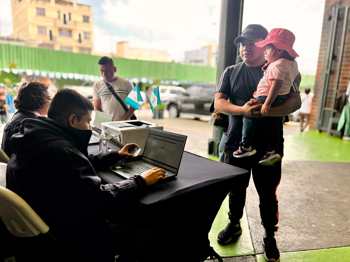 TSEGuatemala's tweet photo. En septiembre, fortalece la democracia empadronándote. Realiza este trámite fácil, gratuito y personal con tu DPI en estas ubicaciones:

📍Centro comercial Arboreto
🗓️ 🕑 De lunes a viernes de 09:00 a 17:40 horas y los sábados de 09:00 a 16:00 horas

📍Plaza El Amate
🗓️ 🕑 De lunes a viernes de 09:00 a 16:45 horas y los sábados de 09:00 a 16:00 horas

#EmpadronarseEsDerechoCiudadano
#2026AñoParaEmpadronarte