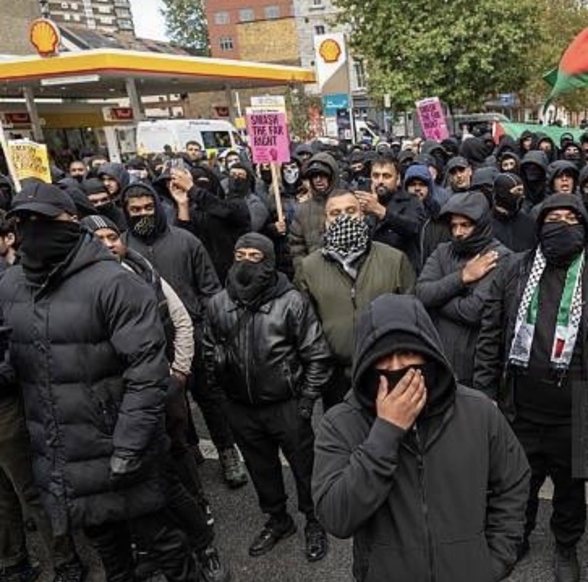 Hazelwlr5's tweet photo. @TheRealJamieKay If you saw this happening in another country, you’d have absolutely no difficulty describing what you were looking at. https://t.co/eSxn6lZMtZ