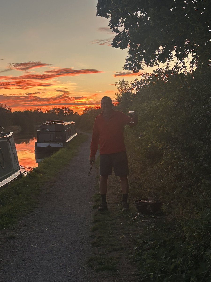 tidyboiler's tweet photo. #towpathbbq2026 #13 as the sun goes down here at Radford on the GU. A lovely late evening with neighbouring boaters
#boatthattweet https://t.co/2HVLWSzOTE