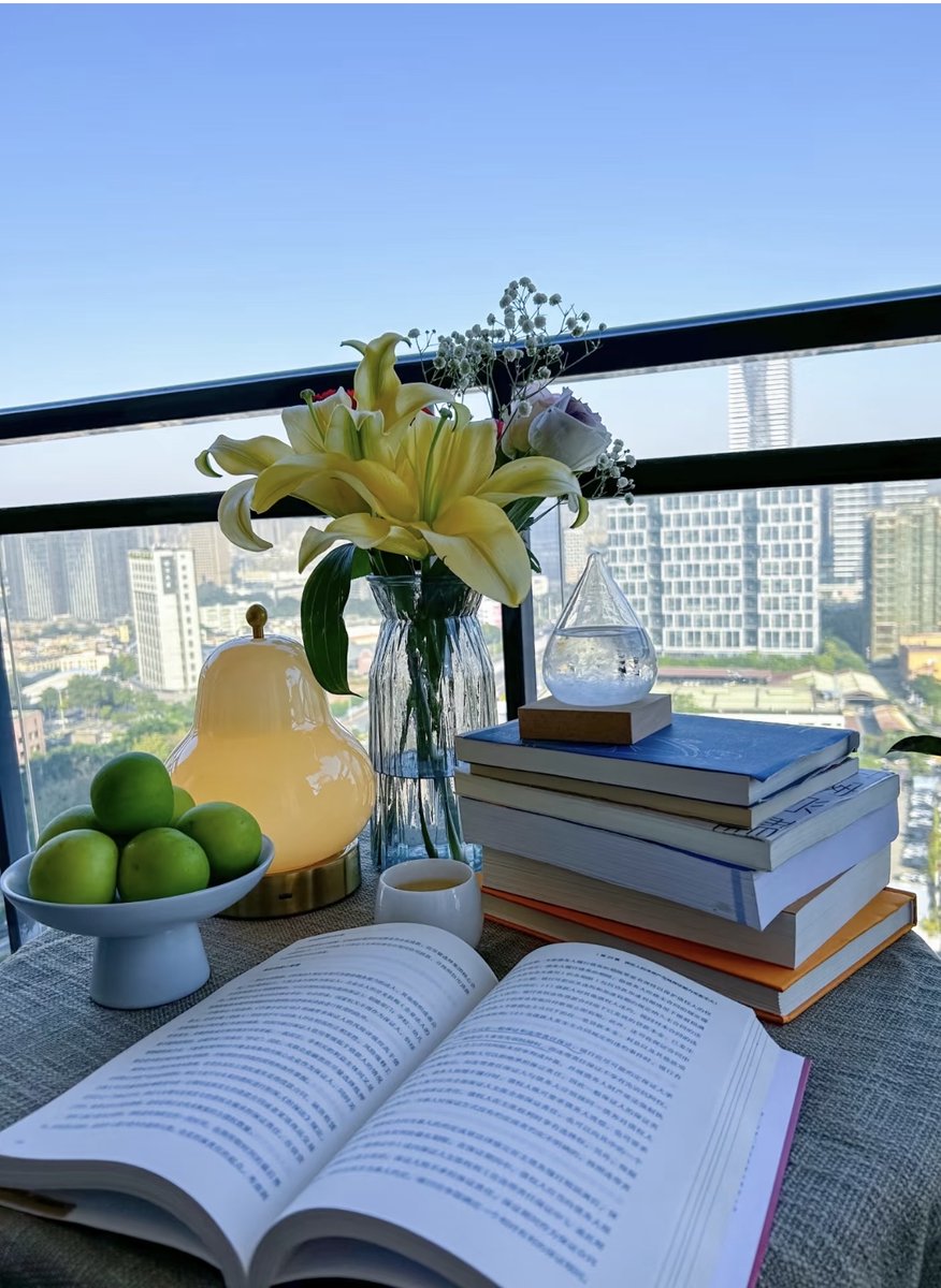NatalieS0222's tweet photo. Sipping iced latte on my sunlit balcony, lost in a good book—this is exactly the slow, sweet chill I needed today. ， https://t.co/JXAOlV3DLA