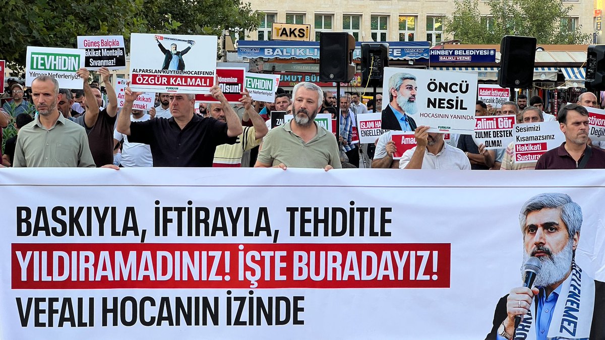 FurkanDerGzntp's tweet photo. Yolumuz Hak, Davamız Hak, Alnımız Ak!

Gaziantep Furkan Hareketi mensupları olarak haksız bir şekilde tutuklanan Alparslan Kuytul Hocaefendi, Semra Kuytul Hocahanım ve çok sayıda Furkan Hareketi mensubu kardeşimizin haksız tutukluluğuna bir kez daha tepkimizi ortaya koymak üzere basın açıklaması gerçekleştirdik.

Kamuoyuna saygıyla duyurulur.

📍 GAZİANTEP

AlparslanHocayaÖzgürlük SemraHocayaÖzgürlük FurkanHareketiTertemizdir
