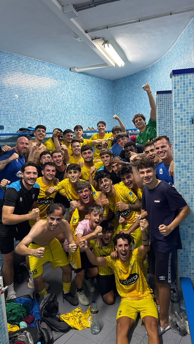 CDHuetorTajar's tweet photo. 💛💙 ¡QUÉ MANERA DE EMPEZAR!

Victoria, tres puntos y una imagen que lo dice todo. 🙌🏻🔥

Equipo, unión y una alegría que nos llevamos de vuelta a casa.
¡Esto acaba de empezar! 💪🏻

🔵 Loja CD 1️⃣-4️⃣ CD Huétor Tájar 🟡

#CDHT #CESURCA https://t.co/7R1TmYrwY5