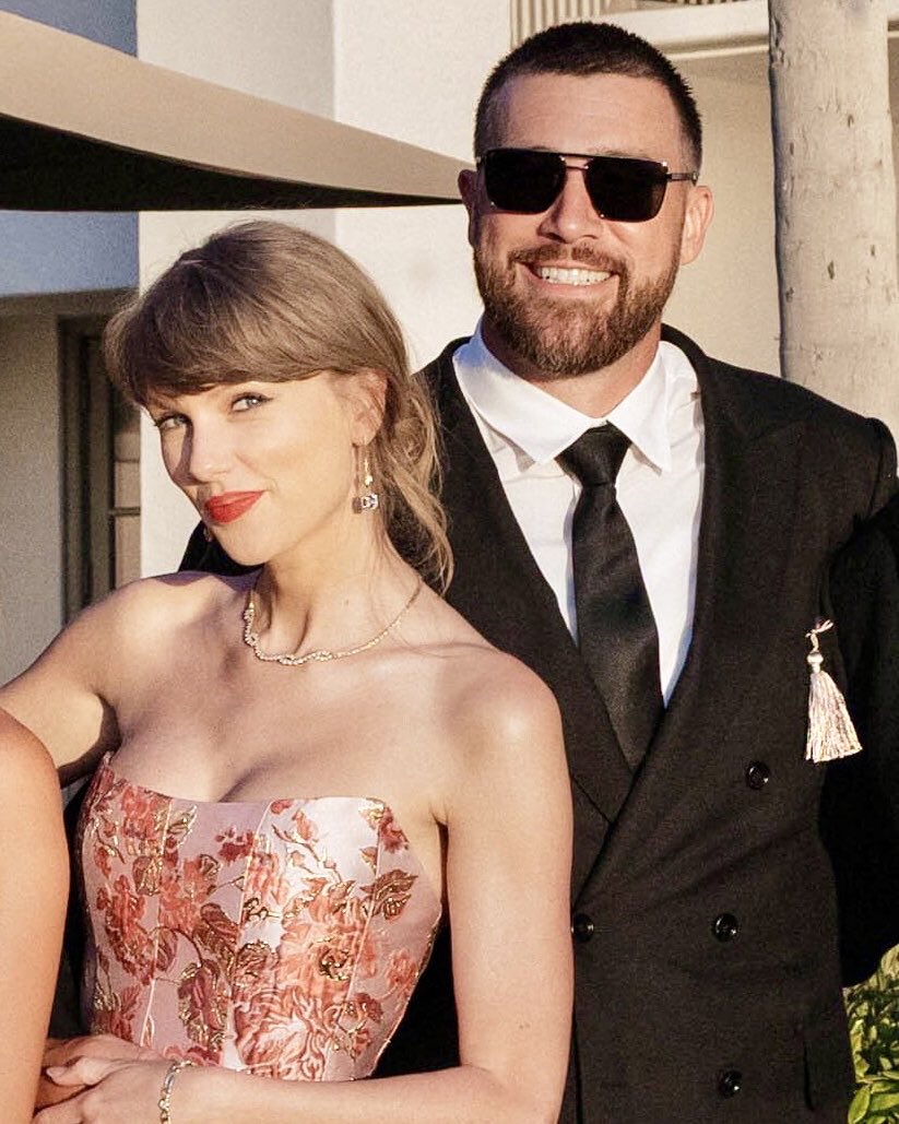 updateswiftbr's tweet photo. Nikki Glaser contou que não imaginava ser convidada para o casamento de Taylor Swift e Travis Kelce. A comediante relembrou alguns momentos do evento e revelou que tentou levar uma recordação da festa, mas acabou sendo pega no flagra. 😅🩷

“Eu sou uma grande Swiftie, provavelmente a maior Swiftie que estava naquele evento. Se você é Swiftie, vai entender, eu recebi a mensagem me convidando para o casamento.

Eu nunca imaginei, nem em um milhão de anos, que seria convidada. Eu nem conheço eles, mas fui convidada, e eu estava tremendo enquanto abria a mensagem. Eu fiquei tipo: ‘Meu Deus, quero contar para todo mundo que eu conheço.’

Eu não contei para ninguém, obviamente, porque estava com muito medo. Então, fui para o casamento. Fiquei lá dentro por 12 horas, e nenhum dos meus familiares ou amigos sabia onde eu estava. Fiquei completamente desconectada por 12 horas. Eles estavam me mandando mensagens, e minha localização estava desligada. Todos acharam que eu tinha me matado porque não tinha sido convidada. Na verdade, eu estava lá dentro e não tinha nada para provar isso, porque tive que entregar meu celular.

Eu entrei lá e não tinha nenhuma foto. Isso é péssimo, porque foi a melhor noite da minha vida como Swiftie, tipo, a coisa mais incrível que eu já vi. Foi o amor mais puro que eu já presenciei, e eu não tenho fotos nem nenhuma prova.

Foi uma loucura. Foi interessante porque algumas dessas celebridades estavam sozinhas, e essas pessoas nunca estão sozinhas. Tipo, algumas [supostamente] não puderam levar acompanhantes e simplesmente tiveram que ir ao evento sozinhas. E, como elas sempre têm um assessor de imprensa, um assistente ou até um ‘garoto do sangue’, sempre tem alguém acompanhando essas pessoas. Mas, tipo, a J.Lo estava sozinha.

Eu meio que conheço a J.Lo, então fiquei tipo: ‘Oi!’. E ela ficou: ‘Meu Deus, Nikki’, e jogou o casaco dela em mim. Eu basicamente fiquei carregando as coisas dela por aí... mas nós fomos juntas ao banheiro. Ficamos, tipo, amigas a noite toda.

Eu cheguei muito perto de roubar alguma coisa de lá, porque pensei: ‘Eu quero algum objeto legal de lembrança disso’. Já estava tarde. Todo mundo estava meio bêbado, dançando na pista. E eu estava lá atrás, perto do bolo, fumando vape... Olhei para o bolo e, no andar de cima, onde estavam os dois bonequinhos do casal, só estava o Travis...

Eu estiquei a mão e peguei. Estava a dois segundos de colocar dentro da minha bolsa. Já estava quase lá dentro quando escutei Tom Cruise dizer: ‘Me coloca no chão!’. E eu fiquei tipo: ‘Meu Deus!’”