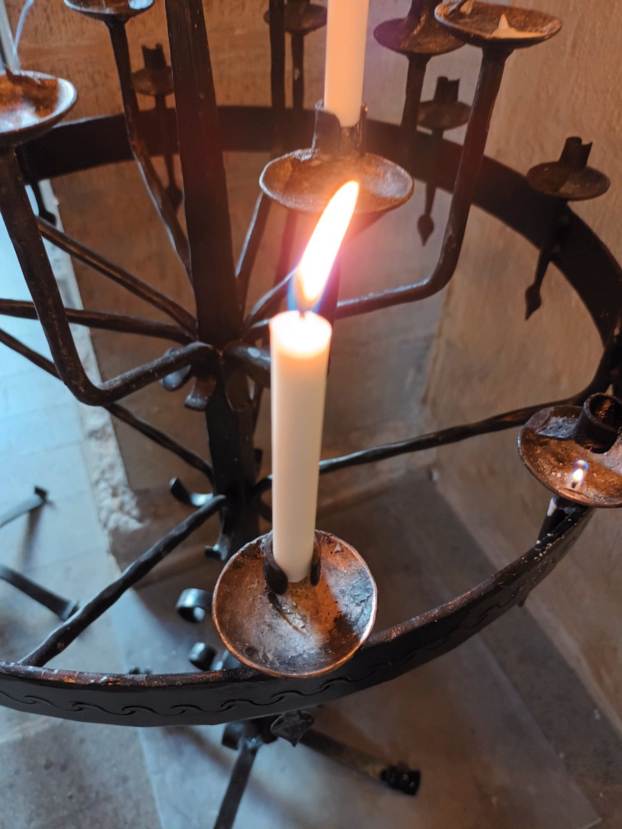 kristallnaach's tweet photo. Ich habe eine🕯Kerze🕯angezündet..
für einen ganz besonderen Menschen!
#Kerzenbaum 🖤🕯❤️ #Erinnerung
#Besichtigung 🥰 #Kloster #Vreta
#Kyrka🦌#Schweden 🇸🇪 #Sverige
😎#Stuga🌳im #Wald 🌊 am #See😝
#ÖrebroLän26😁🫎 #Elchenländle26
😍#Schweden26🦌#Elchenländle 🇸🇪 https://t.co/ORz0ALuJGb
