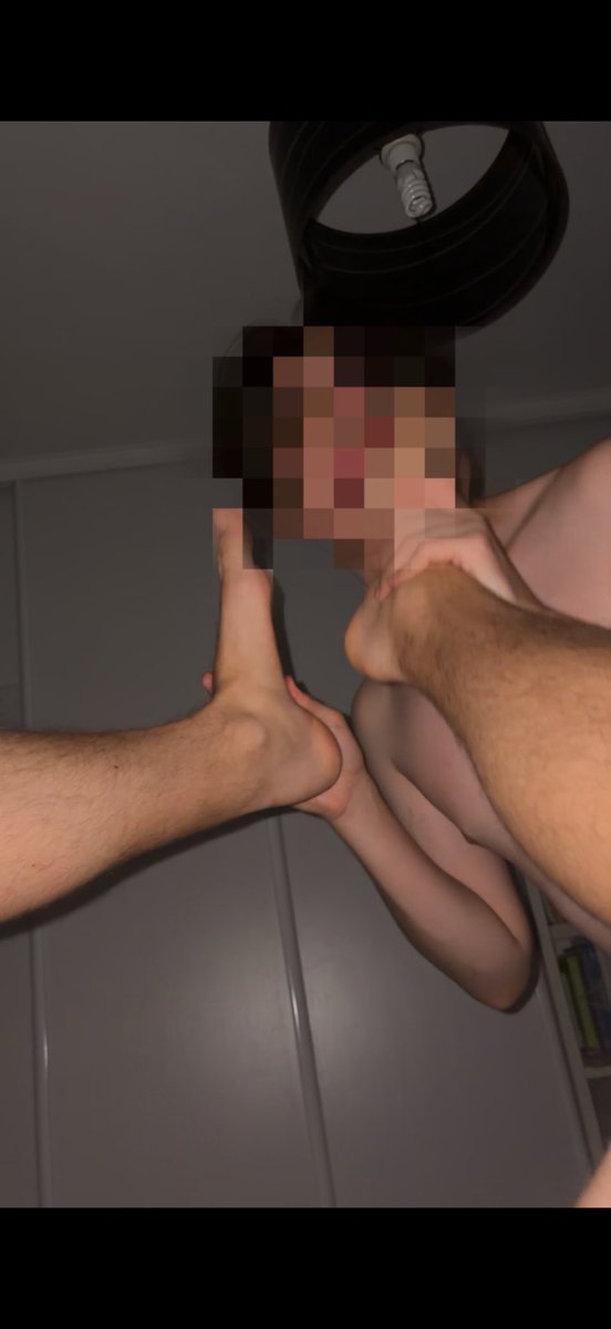 Enzo_grabani's tweet photo. Si tu veux voir la vidéo de cette pute qui se fait étouffer par mes ieps : 🦶🍆

https://t.co/oWg4Tq7r8P https://t.co/ayySsC23LS