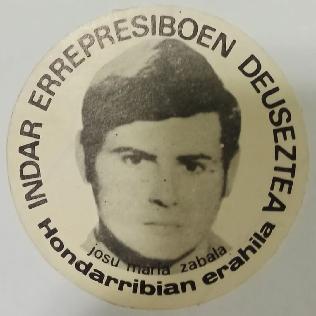pegatineroak's tweet photo. Aste honetan Josu Zabala Erasunen erailketaren 50. urteurrena bete da.

@CCOO-eko militantea zen eta Guardia Zilbilak erail zuen Amnistiaren aldeko manifestazio batean, Hondarribian.

Hona hemen garai haietako pegatina bat eta gaur egun ateratako hiru.

Ez ahaztu 🌹 EzBarkatu https://t.co/mga0WNAq9E