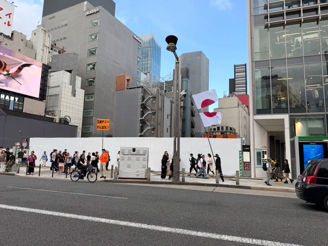 taroinagaki025's tweet photo. 損壊された日本国旗と、オレンジ色のプラカード。
そこには、「玉城デニーがんばれ！」の文字が。

これ以上��かりやすいのは他にはないでしょう。 https://t.co/djGrIQs8nM
