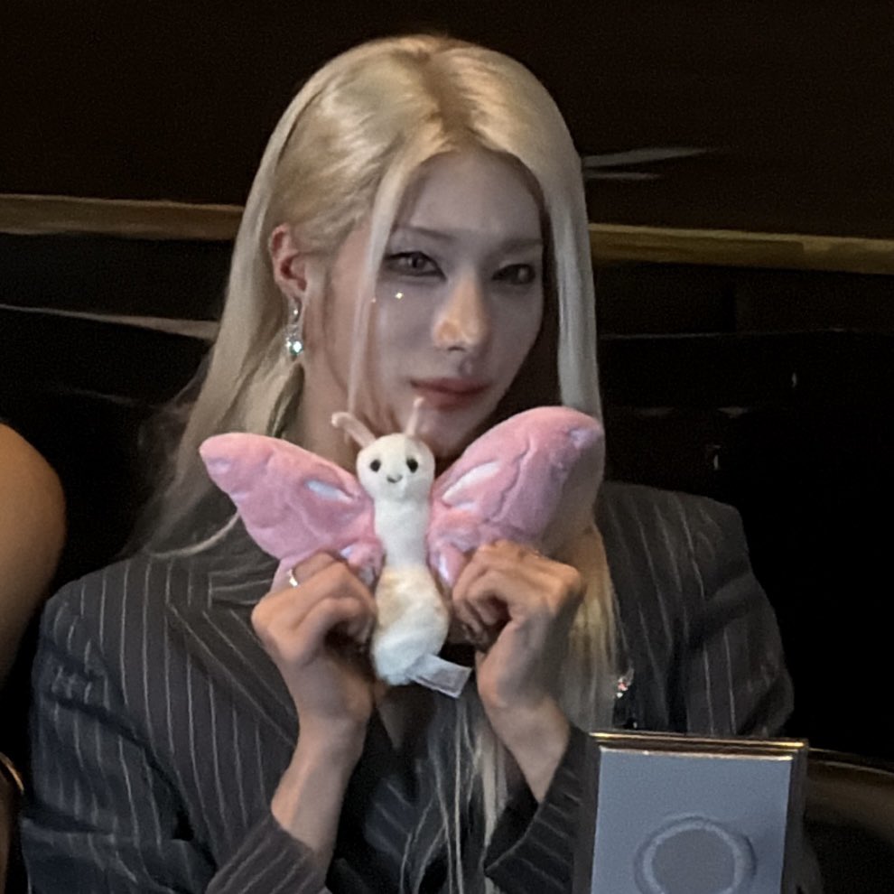 ruiswaist's tweet photo. even the butterflies are not safe with her https://t.co/UHkNcwSKOO