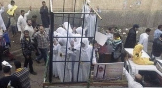 isaacrrr7's tweet photo. Recuerda que 19 chicas yazidíes fueron quemadas vivas en jaulas de hierro por el Estado Islámico por negarse a convertirse al islam y a ser esclavas sexuales.

ISIS las paseó por las calles de Mosul y luego las quemó ante cientos de personas. ¡Ni una sola persona intentó impedirlo!

¡Ni un solo musulmán o activista propalestino protestó por los yazidíes!

- @realMaalouf