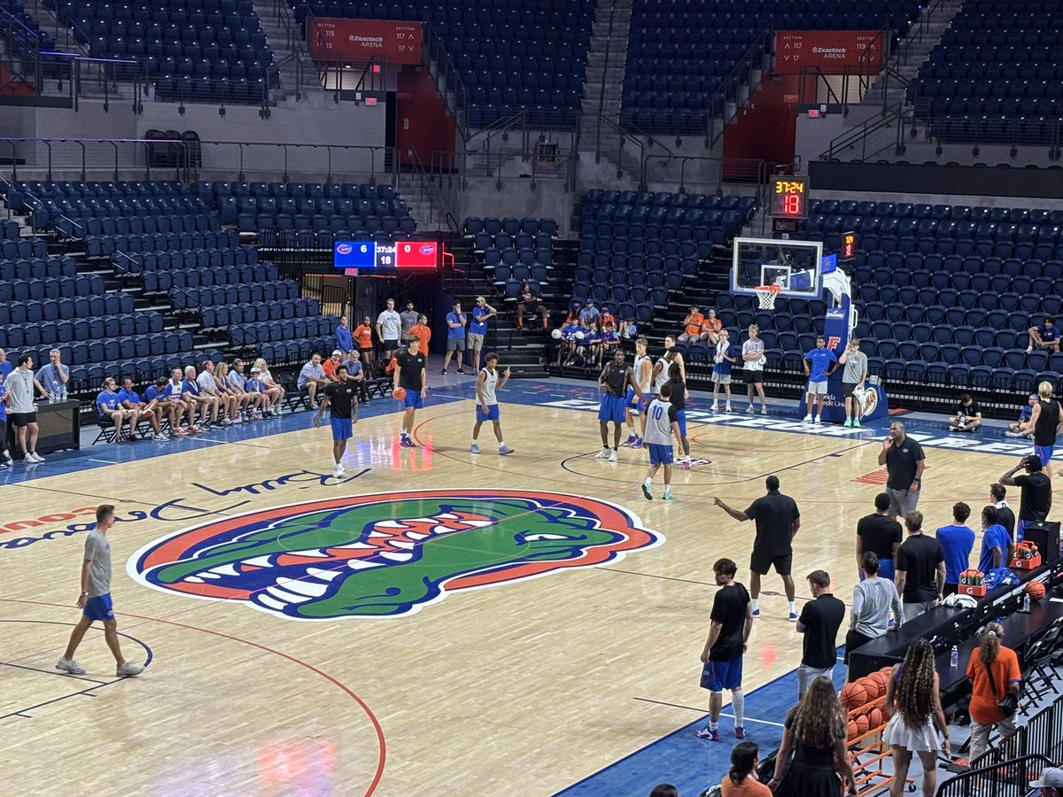 FloridaBBHour's tweet photo. Boogie Fland with some pretty assists and left handed drives and finishes in the early part of the scrimmage. 

Good to see Condon shoot confidently off the pick and pop too. https://t.co/oR0tP70NSb