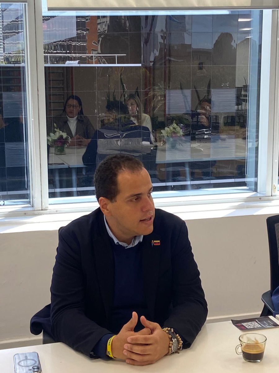 vente_mundo's tweet photo. La construcción de una Venezuela libre y democrática requiere sumar capacidades, tender puentes y avanzar juntos.
En Argentina, seguimos fortaleciendo la articulación entre las distintas fuerzas democráticas venezolanas.
Este encuentro, encabezado por el director de asuntos Internaciones del @ConVzlaComando @Urruchurtu y acompañado por dirigentes de partidos políticos venezolanos aliados, demuestra que existe una convicción que nos une: trabajar juntos por el futuro de nuestro país.
🇻🇪🤝🇦🇷 La unidad se construye con voluntad, organización y acción.
Seguimos avanzando, juntos y #HastaElFinal.