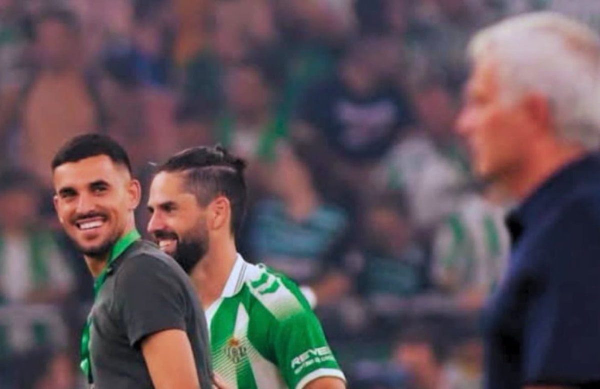 theMadridZone's tweet photo. Dani Ceballos looking at Jose Mourinho at FT. 📸 https://t.co/scpWIITYQw