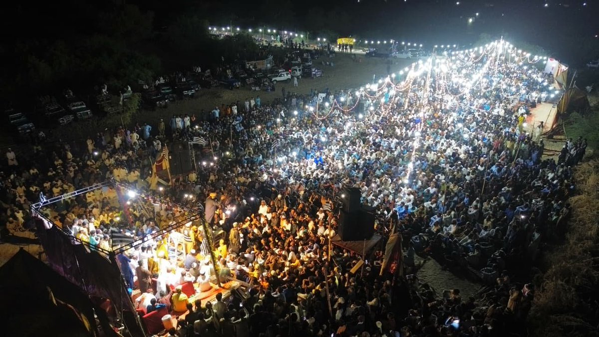 SamiSwati_'s tweet photo. انڈیا کی سرحد سے متصل تھرپارکر کے صحراؤں میں جے یو آئی کی طاقت کا شاندار مظاہرہ، سومرا سر میں عوام کا سمندر اُمڈ آیا

جے یو آئی کے صوبائی قائدین کا تھرپارکر کا تنظیمی دورہ، امن عالم اجتماع سکھر 2027ء کی تیاریوں کے سلسلے میں تاریخ ساز عوامی جلسہ، ہزاروں افراد کی بھرپور شرکت

تھرپارکر/ڈیپلو: انڈیا کی سرحد سے متصل ضلع تھرپارکر کے وسیع صحراؤں اور تحصیل ڈیپلو کے انتہائی دیہی گاؤں سومرا سر میں جمعیت علماء اسلام کی تاریخ ساز عوامی قوت کا شاندار مظاہرہ دیکھنے میں آیا، جہاں جے یو آئی کے صوبائی قائدین کے تنظیمی دورے اور امن عالم اجتماع سکھر 2027ء کی تیاریوں کے سلسلے میں منعقدہ عظیم الشان عوامی جلسے میں ہزاروں افراد کا سمندر اُمڈ آیا۔

جمعیت علماء اسلام ضلع تھرپارکر اور تحصیل ڈیپلو کی میزبانی میں منعقدہ اس عظیم الشان اجتماع نے ثابت کر دیا کہ سندھ کے دور دراز صحرائی اور سرحدی علاقوں میں بھی جمعیت علماء اسلام کی جڑیں عوام میں گہری اور مضبوط ہیں۔ عوام کی غیر معمولی اور مثالی شرکت جے یو آئی کی بڑھتی ہوئی عوامی و تنظیمی قوت کا بھرپور اظہار تھی۔

جلسہ عام سے جمعیت علماء اسلام سندھ کے امیر حضرت سائیں عبدالقیوم ہالیجوی صاحب مدظلہ اور قائد سندھ علامہ راشد خالد محمود سومرو صاحب مدظلہ نے خصوصی خطاب کیا۔ صوبائی قائدین کی آمد پر کارکنوں اور عوام نے ان کا پرتپاک استقبال کیا، جبکہ پورا پنڈال جے یو آئی کے کارکنوں اور عوام کے جوش و جذبے سے گونجتا رہا۔

مقررین نے اپنے خطابات میں کہا کہ امن عالم اجتماع سکھر 2027ء کی تیاریوں کو سندھ کے ہر شہر، قصبے اور گاؤں تک پہنچایا جائے اور اس عظیم اجتماع کو کامیاب بنانے کے لیے کارکن دن رات محنت کریں۔ انہوں نے عوامی رابطہ مہم اور تنظیمی سرگرمیوں کو مزید منظم اور مؤثر بنانے کی ضرورت پر زور دیتے ہوئے کہا کہ جے یو آئی عوام کی طاقت سے ملک میں حقیقی، آئینی اور عوامی جدوجہد جاری رکھے گی۔

اس موقع پر ضلع تھرپارکر کی قیادت، مختلف تحصیلوں کے ذمہ داران، کارکنوں اور ہزاروں کی تعداد میں عوام نے شرکت کی۔ صحرائے تھر کے ایک دور افتادہ دیہی گاؤں میں عوام کی اس مثالی شرکت نے ایک مرتبہ پھر یہ پیغام دیا کہ جمعیت علماء اسلام محض شہروں تک محدود جماعت نہیں بلکہ سندھ کے دور دراز علاقوں تک پھیلی ایک مضبوط عوامی و تنظیمی قوت ہے۔

جمعیت علماء اسلام ضلع تھرپارکر کی قیادت، تحصیلوں کے تمام ذمہ داران، کارکنان اور غیور اہلیانِ تھرپارکر سومرا سر میں تاریخ ساز کانفرنس کے کامیاب انعقاد اور مثالی عوامی شرکت پر دلی مبارک باد کے مستحق ہیں۔

#سمیع_سواتی