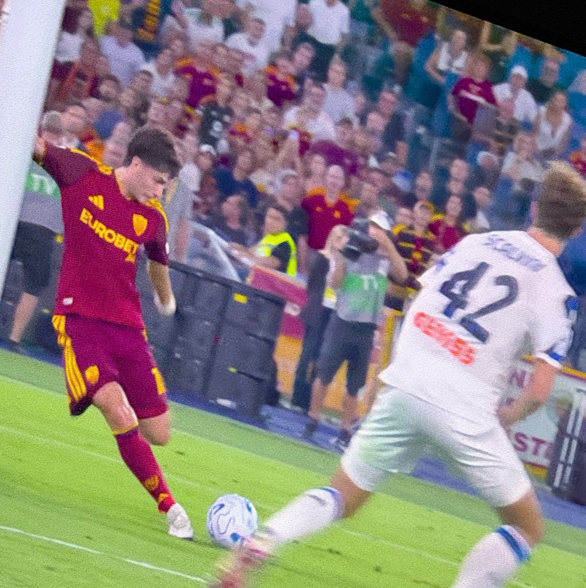 33Elitalo's tweet photo. A Roma si balla il tango più che in qualsiasi altra piazza europea!
Vittoria strameritata per testardaggine e occasioni create, senza mollare mai nemmeno sullo 0-1. La ribaltano prima Hermoso e poi Soulé. Una Lupa con veri huevos! https://t.co/tEknsMkf23