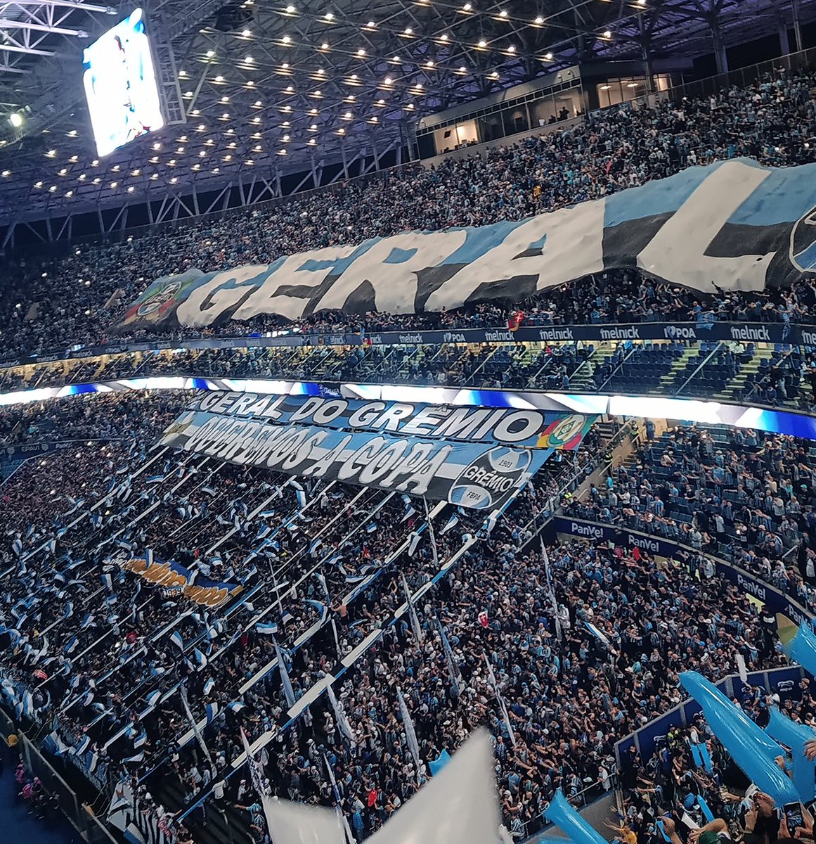 barrabrava_net's tweet photo. 🔵⚪️⚫️ Geral do Grêmio durante el último Gre-Nal, disputado el jueves por los cuartos de final de la Copa do Brasil. Una noche histórica en la Arena en Porto Alegre, con 55.695 hinchas y una fiesta inolvidable en las tribunas. https://t.co/aSNElvMRU0