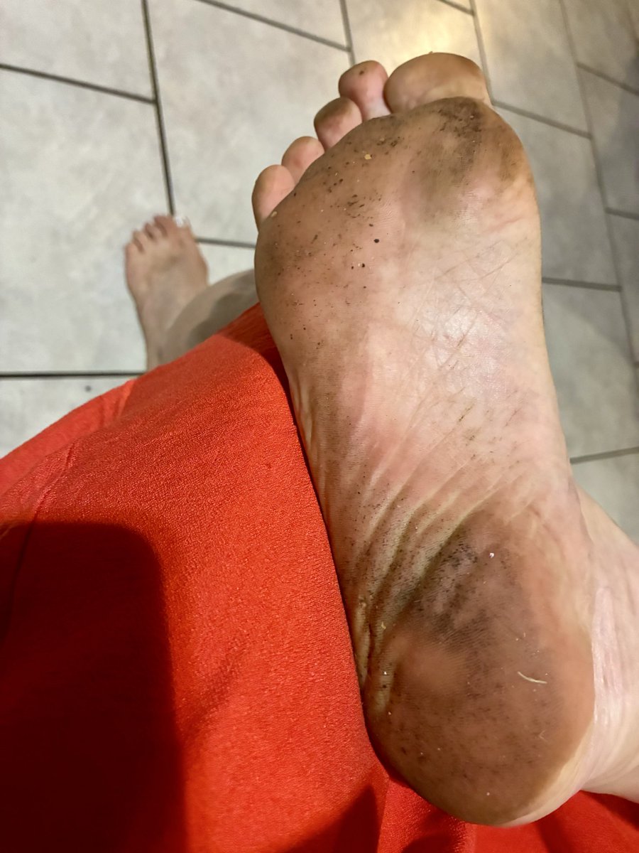 MistressDidine's tweet photo. Oups… j’ai peut-être un peu trop marché pieds nus aujourd’hui 😂
Une douche s’imposait !
Vous préférez avant ou après ? 😏
#DirtyFeet #CleanFeet #FeetLover #FootFetish #FeetWorship #Soles #FrenchFeet #BareFeet #PiedsNus https://t.co/s2Ntr6fdRz