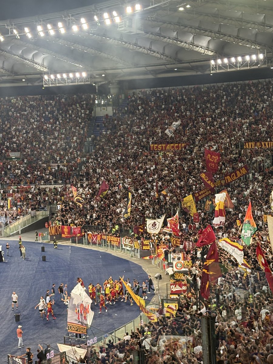 MelkerG_20's tweet photo. Questa Roma 💛❤️ https://t.co/fXgwTVwRoa