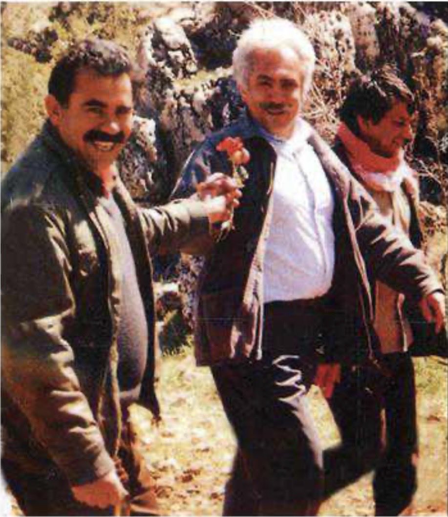 ArftBrt's tweet photo. @kaanarslanKA Allahın Dinine Kur’ana İslam’a hizmet eden herkes “suç örgütü”!

50.000 Türk Askerinin Polisinin Öğretmeninin katili apoya çiçek verip PKK terör örgütü güzellemesi yapanlar kahraman öyle mi Kaan efendi ? https://t.co/nSJD0TRutI