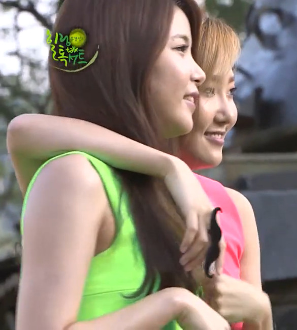 DelfiMoomoo's tweet photo. me, enjoying all the hwasun i can get while making a moonsun compilation 🤭🤭 https://t.co/BslqqFS163