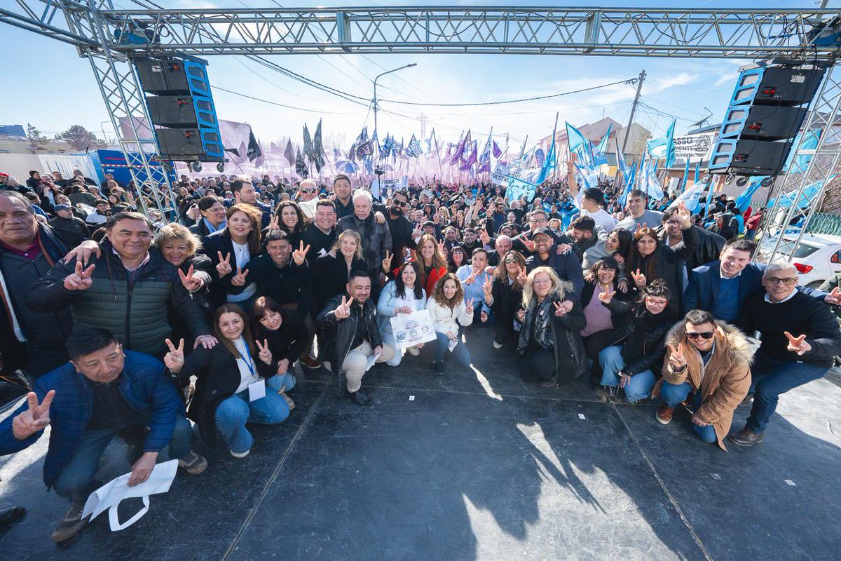 MichelGuilleOK's tweet photo. Felicitaciones compañero @pablograssook por asumir la presidencia del PJ de Santa Cruz. 

Necesitamos un peronismo que camine, que escuche y que esté dispuesto a resolver los problemas que sufre el pueblo de Santa Cruz ante el plan de destrucción del trabajo y del salario que lleva adelante Milei. 

Fuerza, compañero, que reconozco en vos la persistencia y el esfuerzo de un gran militante ✌️