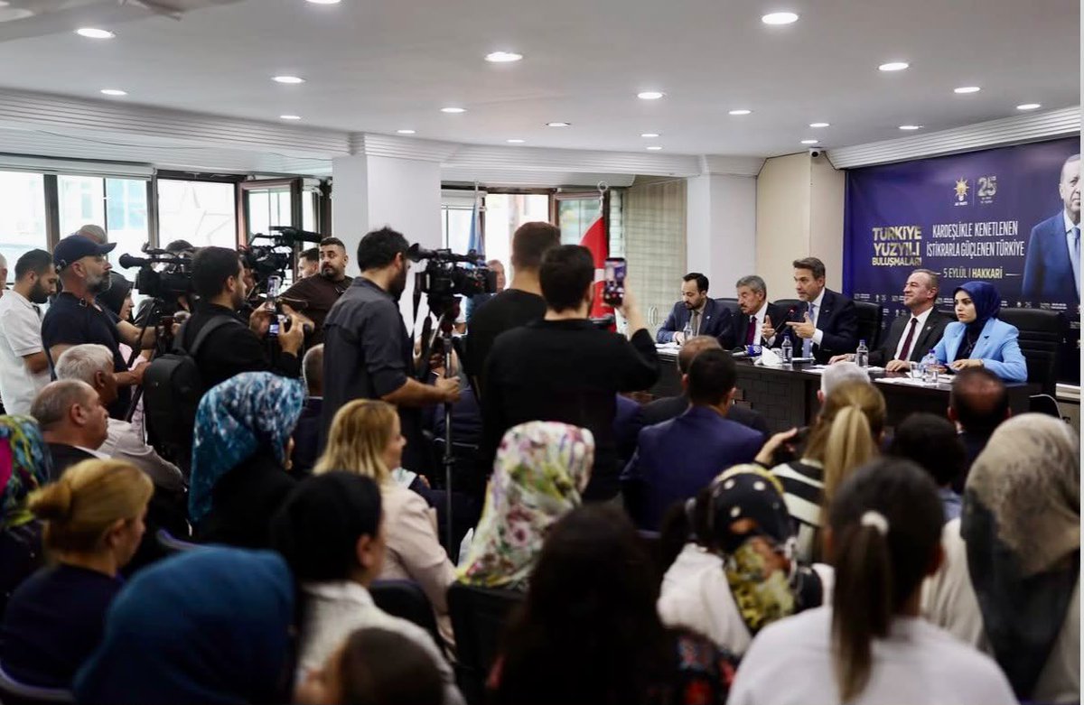 KayaZeydin's tweet photo. 📍 Hakkâri / AK Parti İl Başkanlığı Toplantı Salonu

TÜRKİYE YÜZYILI BULUŞMALARI

AK Parti Genel Merkezimiz, AK Part  Teşkilat Başkanlığımızın koordinesinde gerçekleştirilen Türkiye Yüzyılı Buluşmaları kapsamında Hakkâri’mizi teşrif eden Enerji ve Tabii Kaynaklar Bakanımız Sayın @aBayraktar1 ile birlikte; Şırnak Milletvekilimiz Sayın @TatarArslan, belediye başkanlarımız ve üç kademe teşkilat mensuplarımızla teşkilat toplantımızı gerçekleştirdik.

SAYIN BAKANIMIZDAN HAKKÂRİ’MİZE MÜJDELER

Hakkâri’mizin enerji, maden, petrol arama ve doğal gaz alanlarındaki önceliklerini kapsamlı şekilde istişare ettiğimiz toplantımızda Sayın Bakanımız;

🔹 Hakkâri’mizin sahip olduğu maden potansiyelinin ekonomiye ve istihdama kazandırılması, bu alanda yatırım yapan özel sektör firmalarının desteklenmesi ve ilgili kamu kurumlarımızın gerekli katkıyı sunması noktasında Bakanlığımızın desteğinin süreceğini,

🔹 İlimizde petrol arama çalışmalarına yönelik gerekli araştırma ve çalışmaların sürdürüleceğini,

🔹 Enerji nakil hatlarının yenilenmesi ve kırsal yerleşimlerimizin elektrik altyapısının güçlendirilmesi için gerekli desteğin verileceğini,

🔹 Şemdinli, Derecik ve Çukurca ilçelerimiz ile Durankaya, Büyükçiftlik ve Esendere beldelerimizin doğal gaza kavuşturulması amacıyla 2027 yılı yatırım programına alınması yönünde çalışmaların yürütüleceğini,

🔹 Belediyelerimizin hizmet ve yol çalışmalarına katkı sunmak amacıyla bitüm desteğinin yeniden sağlanacağını ifade etti.

Cumhurbaşkanımız ve Genel Başkanımız Sayın Recep Tayyip Erdoğan’ın liderliğinde; Hakkâri’mizin yer altı zenginliklerini ekonomiye, yatırımı üretime, üretimi istihdama dönüştürmek ve şehrimizin her köşesini yeni hizmetlerle buluşturmak için kararlılıkla çalışmaya devam edeceğiz.

Kardeşlikle kenetlenen, yatırımla büyüyen, 

Türkiye Yüzyılı’na güçlü adımlarla yürüyen Hakkâri!

@RTErdogan
@Akparti
@abuyukgumus
@MustafaAlkayis
@byildiz63