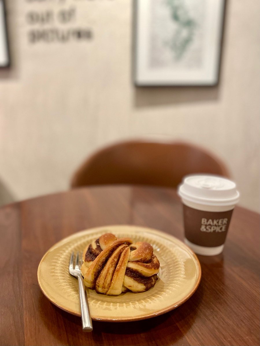 r_sharma89's tweet photo. [Steaming homemade latte paired with a warm cinnamon bun—this cozy midday pick-me-up hits different on a rainy Saturday.]， https://t.co/5hUlsPTw6w