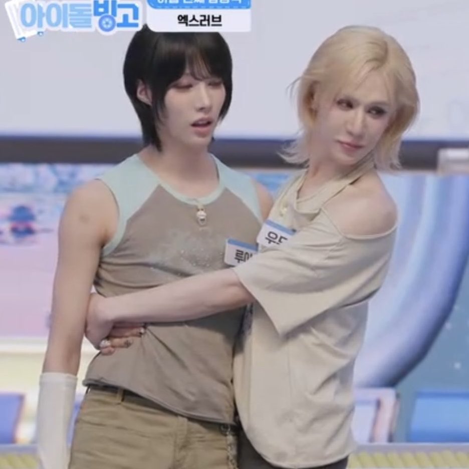 xlovholix's tweet photo. big fan of barbiez holding each other like a prize they won at a carnival https://t.co/R4z8AiVgZU