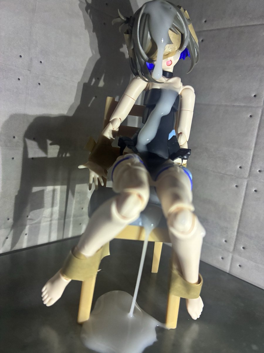 DMi_Sft's tweet photo. 明け方のスケブンタイム！
ガムテープで椅子に固定されたソウレイ。
休みなく続いた激しい輪姦の末顔も股も白濁にまみれ床へと糸を引いて垂れ落ちている。
力の抜けた瞳でただ事後の余韻に沈んでいた。​​​​​​​​​​​​​​​​​​​​​​​​​​​​​​​​​​​​​​​​​​​​​​​​​​
#スケブン
#スケベブンドド
#30MS
#ソウレイ https://t.co/JTrT4Z5Xgz