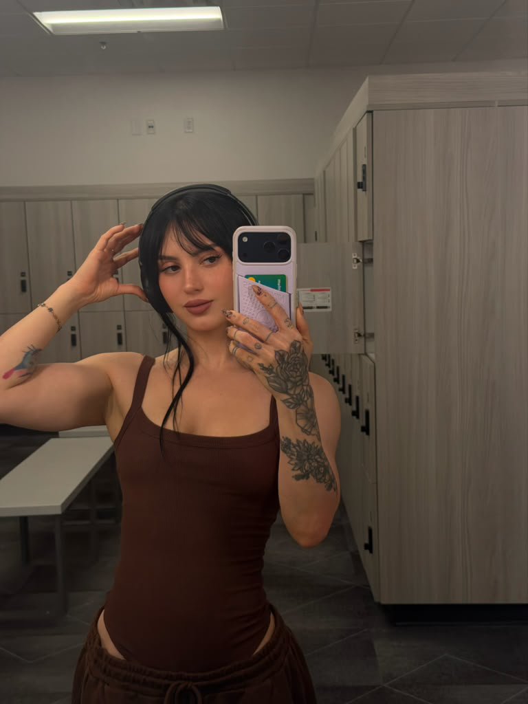 Vavivizz's tweet photo. armpits freaks wya?? https://t.co/kpRcGsR2w6