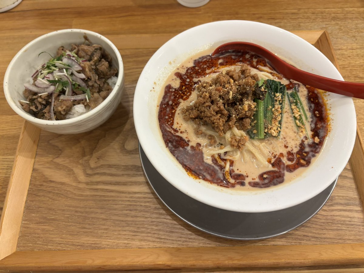ibu3033's tweet photo. 今日は八丁堀の七彩で、冷やし担々麺と牛肉高菜飯。 https://t.co/hS27gdLzRL