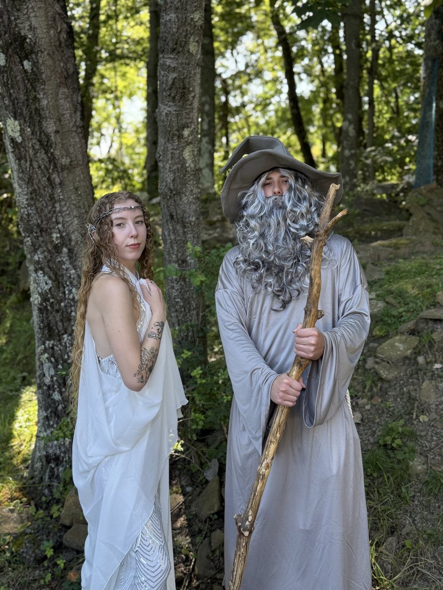 DocAndBlondie's tweet photo. Hello lol I’m still alive + I went to my first renaissance festival as Galadriel!!!! 🤩😅 #PittsburghRenaissanceFestival #PittRenFest #Galadriel #LOTR #LordOfTheRings https://t.co/DUOCeZSYfn