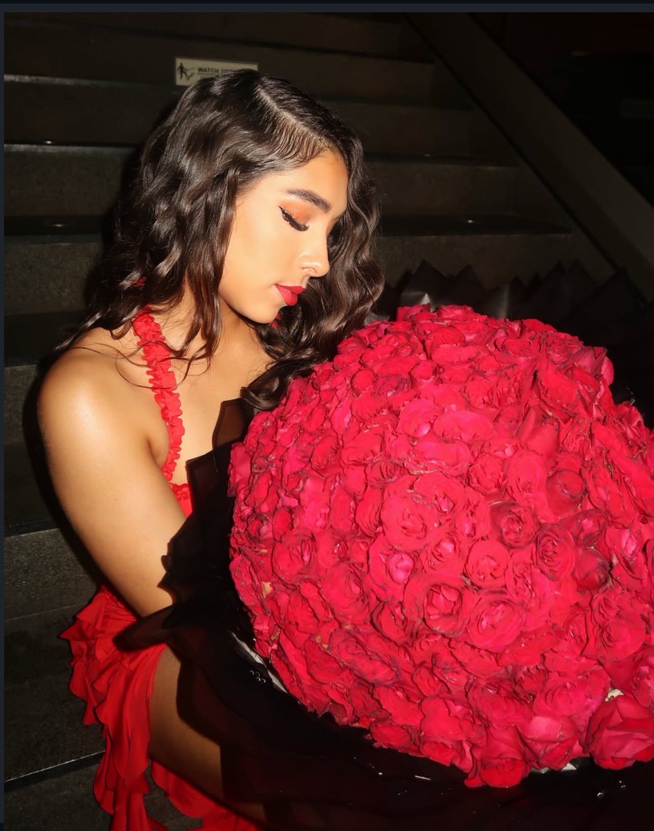 Grachixg's tweet photo. La luna fue el único testigo de algo que todavía no estamos preparados para saber 😍🌙💖🥷🌹#TeamDivos🔥 Gigiiiiii que Diosaaaa🌹💋✨ https://t.co/5eRSqjSrau
