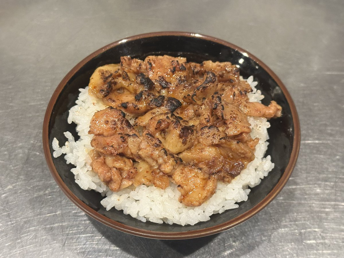 y_a_harada's tweet photo. 本日のフォロワー品です！
「ピリ辛鶏皮煮」です！
昨日もでしたが好評だったのでまた作りました✨
無くなり次第終了です！ https://t.co/HAsacnkDgw