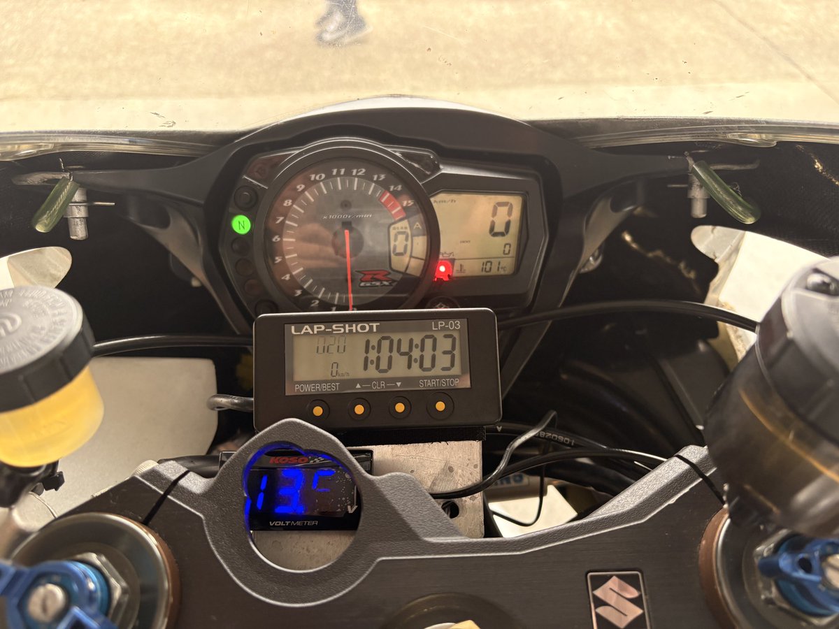 cbv27521's tweet photo. 今日は鈴鹿ツインの朝練😎
雨降るか降らないかのギャンブルに見事勝ち抜き、オマケにココで走った中でのベストタイム更新✨️
初の4秒フラット😁 https://t.co/JFkQ934eRU