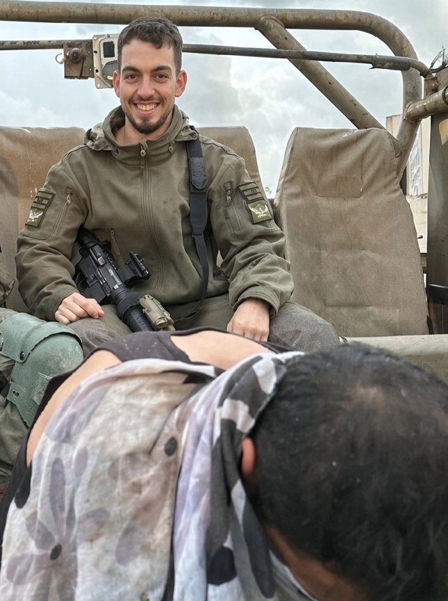 DaniMayakovski's tweet photo. Soldados sionistas posan orgullosos con un civil palestino torturado y maniatado de Gaza, como si fuese una presa de un safari, los psicópatas sonríen disfrutando de su sufrimiento y luego lo suben a redes sociales.

El sionismo debe ser estudiado en las universidades como un nuevo nivel de maldad humana, al igual que en su día se estudió el nazismo.
