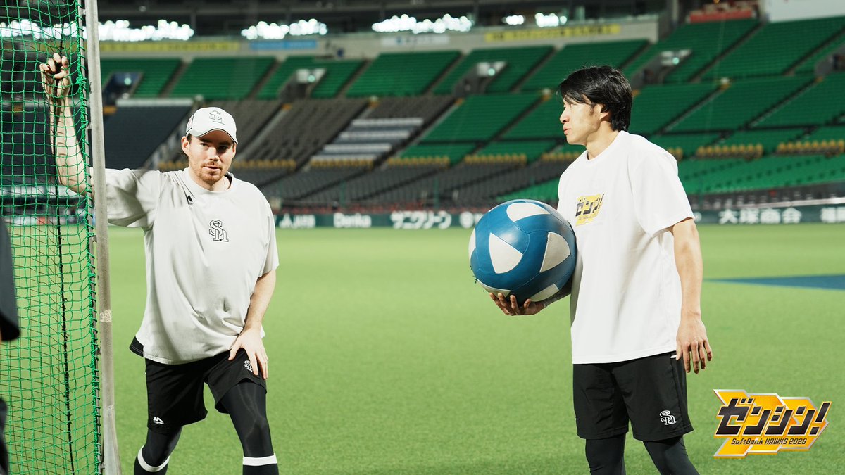 HAWKS_official's tweet photo. アメリカの競走馬事情について熱心に語り合う #柳田悠岐 選手と #スチュワートJr. 投手🐴

#sbhawks
#ゼンシン https://t.co/5ZLx3rEKX7