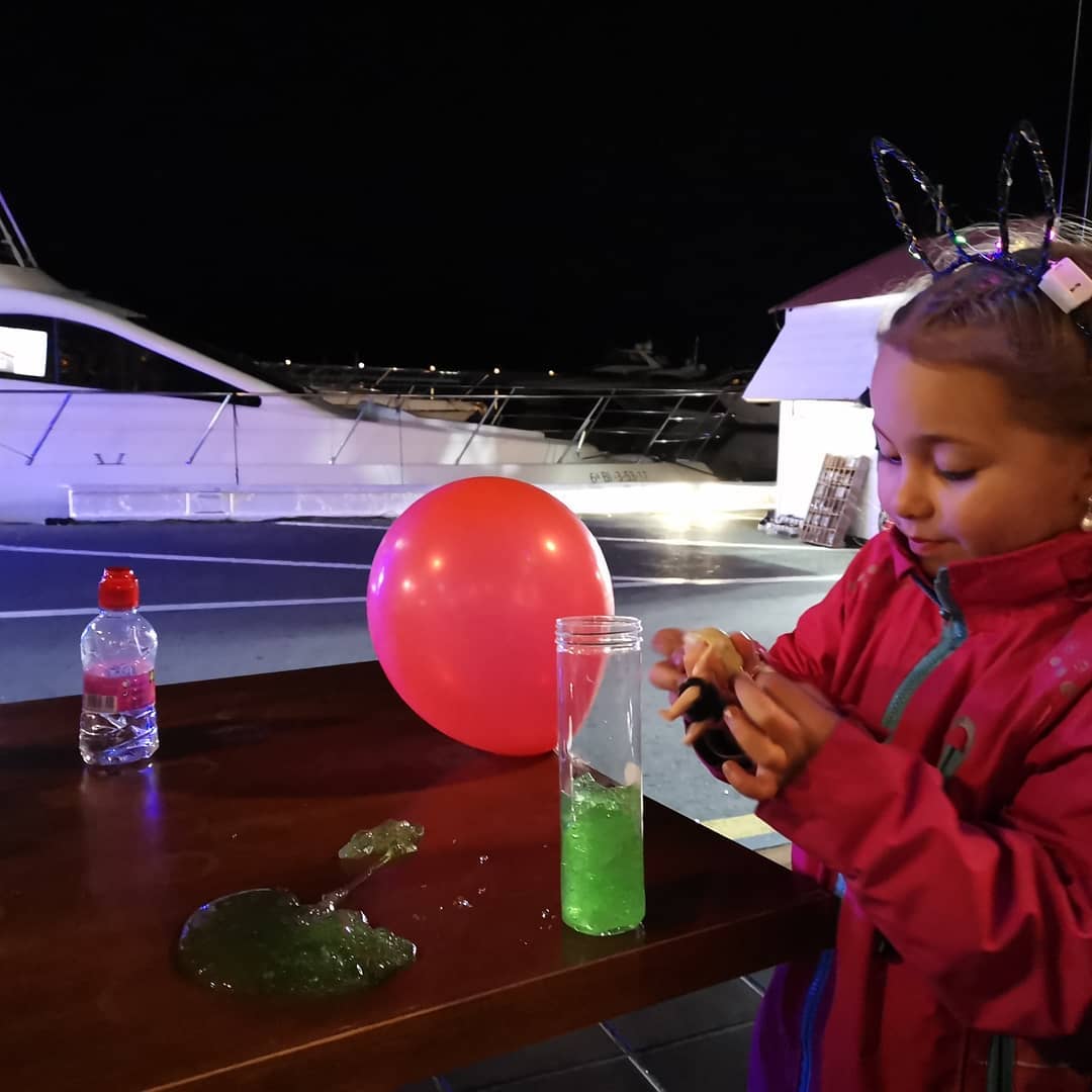 pec878's tweet photo. Disfrutando una tarde entretenida en la terraza con su slime. https://t.co/MY57TcjIjI