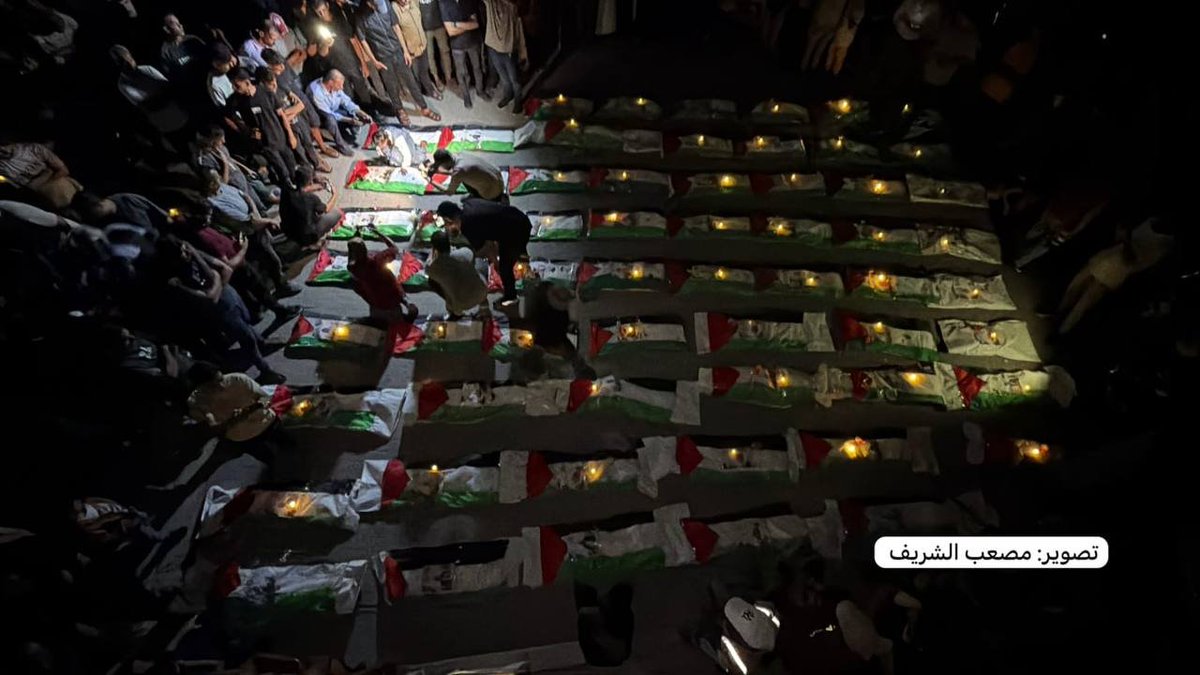 ConflictTR's tweet photo. Filistinliler, dün gece Gazze Şehrinde, aralarında birçok çocuğun da bulunduğu 100'den fazla kişiye veda etmek için toplandı. https://t.co/eHCkKXYeFw