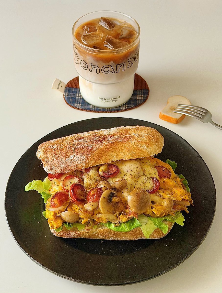 CenileeT's tweet photo. Ciabatta trứng phô mai !
Ăn tầm này trưa khỏi ăn nữa rồi 😜
#ciabatta
#banhmi
#easyrecipe
#anngon
#breakfast https://t.co/WFNiLrfeHa