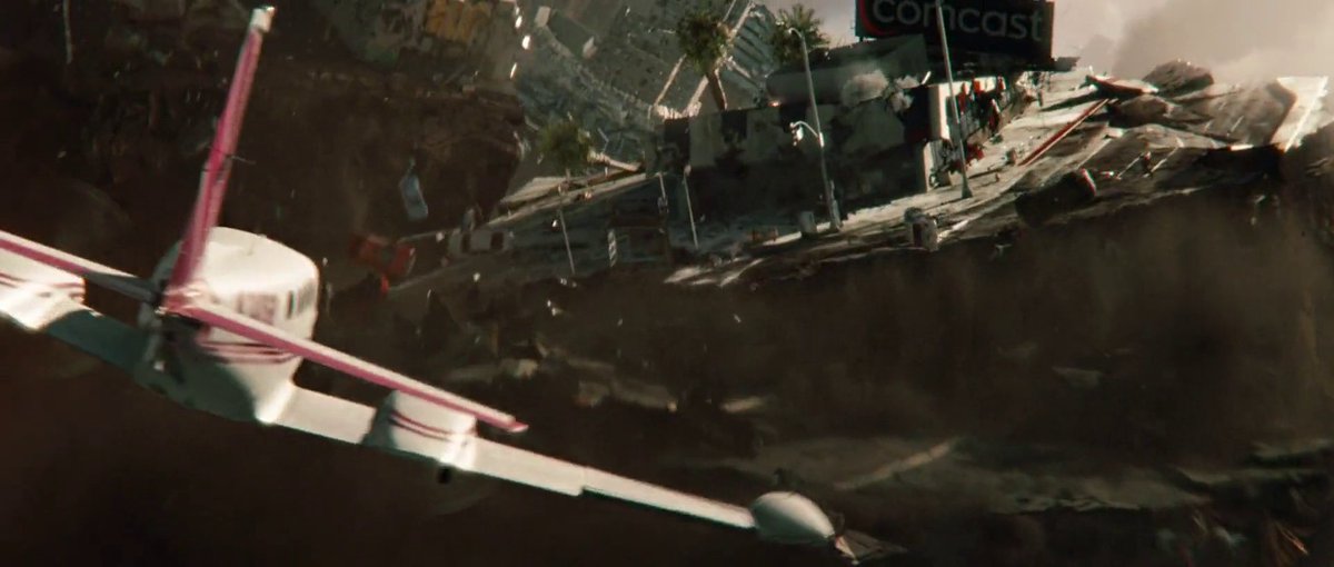 TriviaCinefila's tweet photo. UN PEQUEÑO DARDITO A UNIVERSAL 👀

Mientras Gordon escapa de Los Ángeles en avión, puede verse un cartel de Comcast cayendo al abismo.

El detalle no escasual: Comcast era propietaria de Universal Pictures, uno de los grandes competidores de Columbia Pictures. https://t.co/kFJl4aomOa