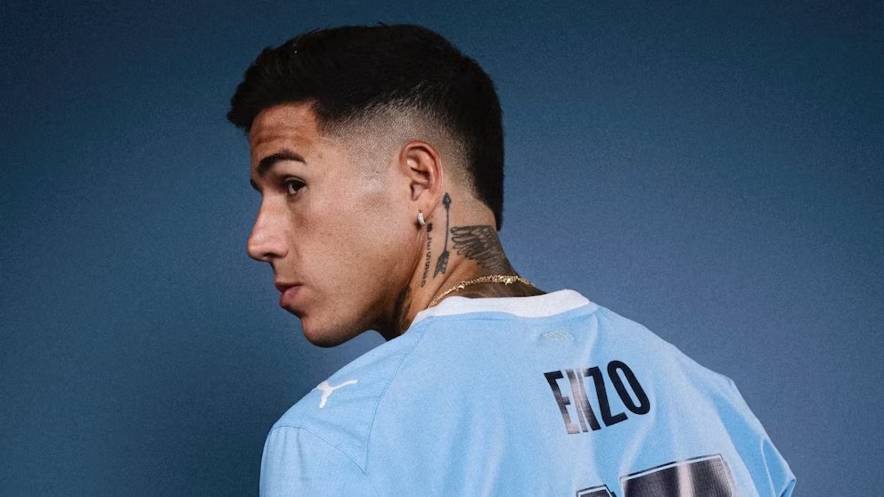 LatinasNoticias's tweet photo. Enzo Fernández sacude la Premier: su pase récord al Manchester City reabre el debate sobre su talento y sus polémicas
https://t.co/m3hcPIhU6h https://t.co/kLQVJGCdqz