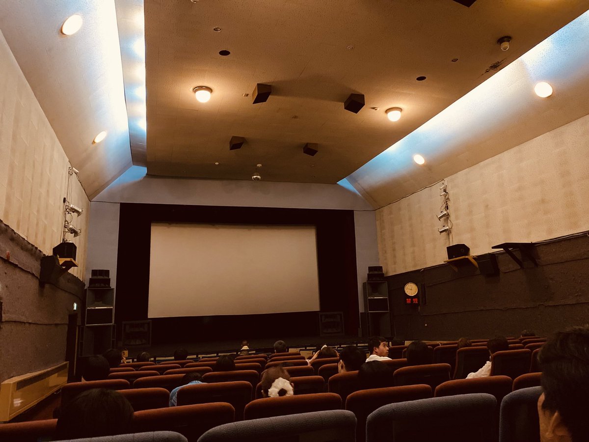 kumoako1972's tweet photo. 無事に秋田県大館の映画館「御成座」さん到着‼️
2年ぶり📽️
弘前大学の元先生Kさん主催で「モルエラニの霧の中」上映とお話しを。
全国の色々な大学から、たくさんの面白い先生方がいらっしゃって観てくださる。
楽しき日。 https://t.co/SypQ8ohKlp