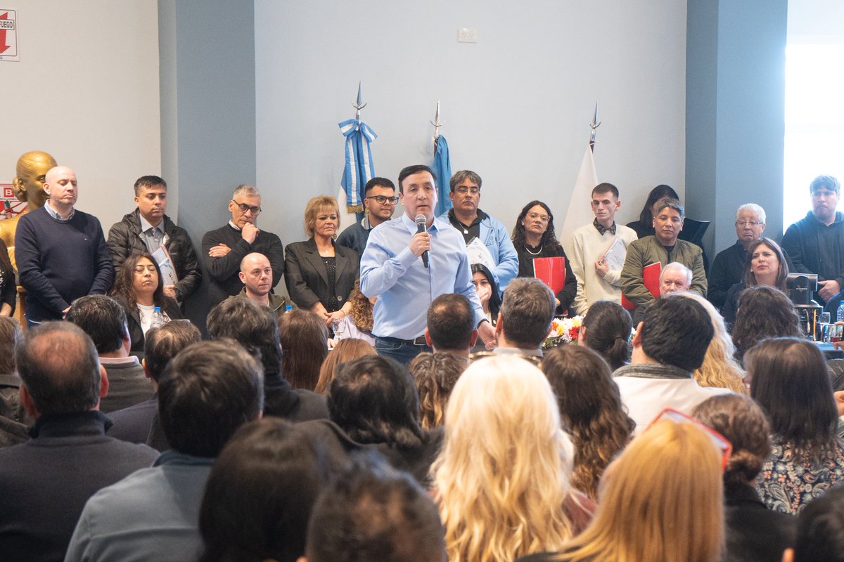 pablograssook's tweet photo. Abracémonos y caminemos juntos que Santa Cruz nos necesita.

Hoy, orgullosos de nuestra historia como movimiento en Santa Cruz y seguros de que 2027 nos tendrá a todos unidos, militando para desterrar definitivamente a estos gobiernos de desocupación, hambre y pobreza, dimos un paso fundamental con la asunción de compañeros y compañeras congresales nacionales y provinciales, como así también de las conducciones de cada uno de los Consejos Locales del Partido Justicialista.

Queremos un partido que discuta y que abra las puertas porque el peronismo es el partido del pueblo, y si el pueblo está sufriendo, somos nosotros los que debemos estar al lado de cada santacruceño.

Los argentinos, pero fundamentalmente los santacruceños, hemos sido estafados; por eso, todos los indicadores están peor que hace dos años.

Es momento de abrazarnos y caminar juntos hacia la victoria para recomponer la felicidad y la autoestima de nuestro pueblo.

@vtolosapaz 
@MoiraLanesan 
@danielrperalta
