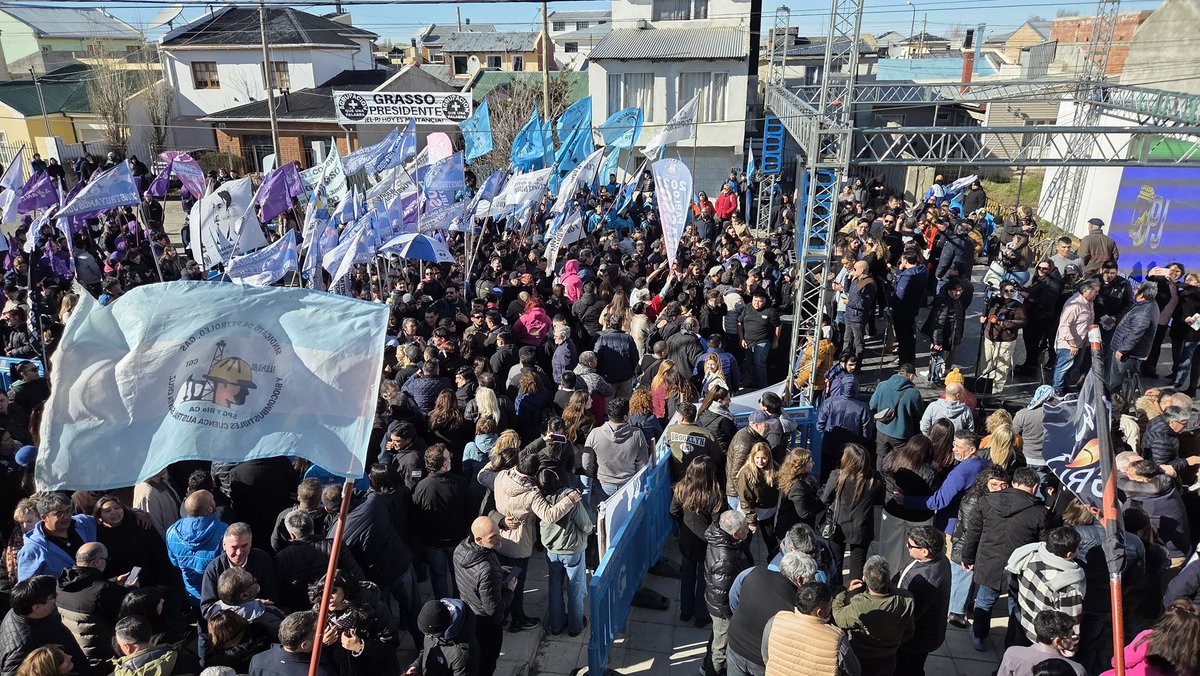 pablograssook's tweet photo. Abracémonos y caminemos juntos que Santa Cruz nos necesita.

Hoy, orgullosos de nuestra historia como movimiento en Santa Cruz y seguros de que 2027 nos tendrá a todos unidos, militando para desterrar definitivamente a estos gobiernos de desocupación, hambre y pobreza, dimos un paso fundamental con la asunción de compañeros y compañeras congresales nacionales y provinciales, como así también de las conducciones de cada uno de los Consejos Locales del Partido Justicialista.

Queremos un partido que discuta y que abra las puertas porque el peronismo es el partido del pueblo, y si el pueblo está sufriendo, somos nosotros los que debemos estar al lado de cada santacruceño.

Los argentinos, pero fundamentalmente los santacruceños, hemos sido estafados; por eso, todos los indicadores están peor que hace dos años.

Es momento de abrazarnos y caminar juntos hacia la victoria para recomponer la felicidad y la autoestima de nuestro pueblo.

@vtolosapaz 
@MoiraLanesan 
@danielrperalta